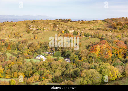 Herbst auf der Suche von Barrow Wake Sicht in Richtung Crickley Hill Country Park, die Cotswolds, Gloucestershire, England, UK Stockfoto