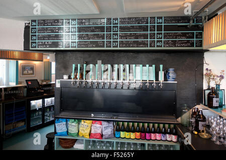 Mikkeller und Freunde Bar benachbarten Mikkeller und Freunde Bottle Shop auf Stefansgade, Nørrebro, Kopenhagen Stockfoto