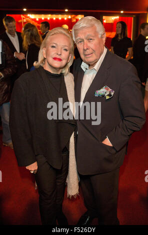 Berlin, Deutschland. 26. Oktober 2015. Sängerin und Schauspielerin Angelika Milster und österreichischer Schauspieler, Regisseur und Intendant Peter Weck, kommen bei den musikalischen Theater-Preis Deutscher Awards in Berlin, Deutschland, 26. Oktober 2015. Weck erhielt später den Preis der Ehre. Foto: Jörg CARSTENSEN/DPA/Alamy Live-Nachrichten Stockfoto