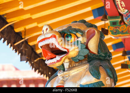 Schneelöwe Skulptur in der buddhistische Jokhang Tempel in Lhasa, Tibet Stockfoto