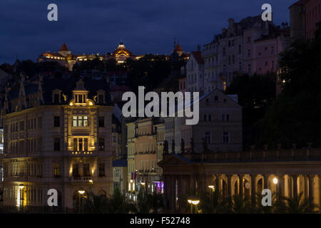 Karlovy Vary, Tschechien - 27 September: illuminierte Nachtansicht des Flusses Tepla Promenade in Karlovy Vary/Karlsbad Stockfoto