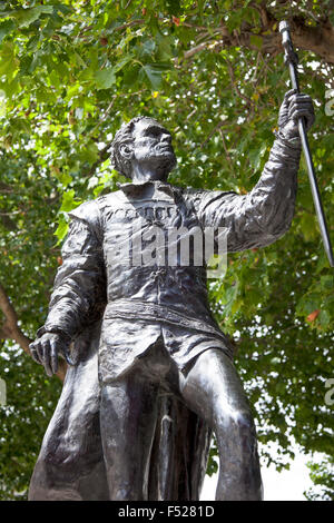 Skulptur von Laurence Olivier als Hamlet von Angela Conner an der Southbank in der Nähe der National Theatre, London, UK Stockfoto