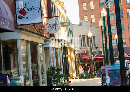 Geschäfte und Restaurants entlang der Wall Street in Asheville, North Carolina. Stockfoto