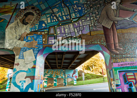 Asheville Wandbild Projekt gemalt auf der Überführung unter 240 Autobahnbrücke zwischen Lexington und Broadway in Asheville, North Carolina. Stockfoto