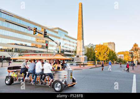 Die erstaunliche Pub-Zyklus übergibt Vance Denkmal Pack Square Park in Asheville, North Carolina. Stockfoto