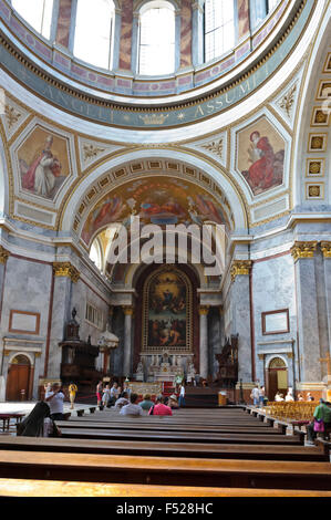 Farbenfrohen Gemälden an der Wand und Decke im Inneren der Basilika Esztergom, Ungarn. Stockfoto