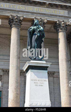 Die Statue der Jungfrau Maria vor der Basilika Esztergom, Ungarn. Stockfoto