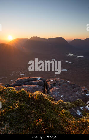 Das imposante massiv des Beinn Eighe bei Sonnenaufgang von Beinn Na Eoin (Torridon, Schottland) Stockfoto