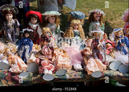Bunte ungarische Puppen in Kostümen auf verkaufen, Ungarn. Stockfoto