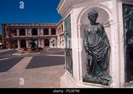 Italien, Marken, Loreto. Detail-Denkmal Statue von Papst Sixtus V vorne Basilica della Casa Santa. Stockfoto