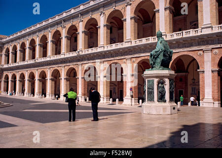 Italien, Marken, Loreto.  Statue von Papst Sixtus v. Basilica della Casa Santa vor. Stockfoto