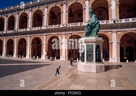 Italien, Marken, Loreto.  Statue von Papst Sixtus v. Basilica della Casa Santa vor. Stockfoto