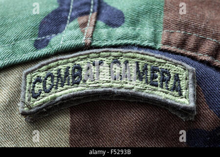 Nahaufnahme der Bekämpfung der Kamera Armee Patch eine Camo Uniform Stockfoto