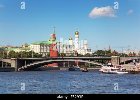 Moskau, Russland - 4. Juli 2015: Blick auf den Moskauer Kreml und die Bolshoy Kamenny Brücke über die Moskwa Stockfoto