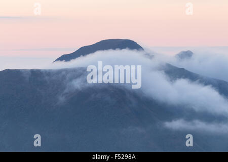 Wolken, die Rollen über den Grat des Baosbheinn (Torridon, Schottland) in der Abenddämmerung Stockfoto