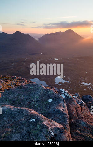 Das imposante massiv des Beinn Eighe (Torridon, Schottland) bei Sonnenaufgang von Beinn Na Eoin. Stockfoto