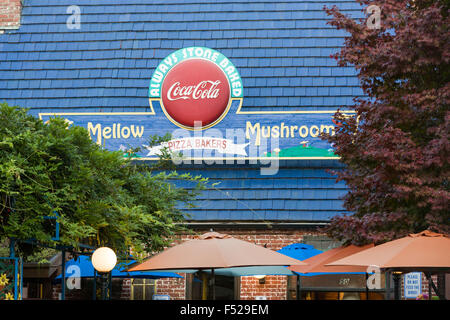 Mellow Mushroom Pizza in der alten 76 Tankstelle am Broadway in Asheville, North Carolina. Stockfoto