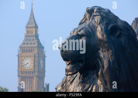 Big Ben Elizabeth Tower Houses of Parliament mit einem der Edwin Landseers bronzenen-Löwen im Vordergrund London England UK Stockfoto