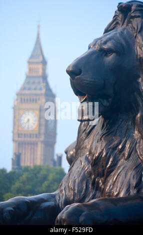 Big Ben Elizabeth Tower Houses of Parliament mit einem der Edwin Landseers bronzenen-Löwen im Vordergrund London England UK Stockfoto