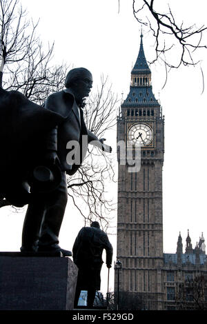 Statuen der britische Premierminister Sir David Lloyd George und Sir Winston Churchill außerhalb Big Ben Elizabeth Turmhäuser Odf P Stockfoto