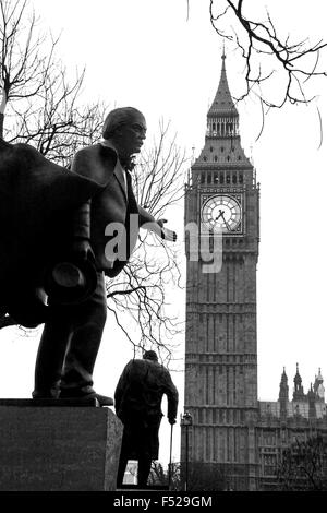 Statuen der britische Premierminister Sir David Lloyd George und Sir Winston Churchill außerhalb Big Ben Elizabeth Turmhäuser Odf P Stockfoto