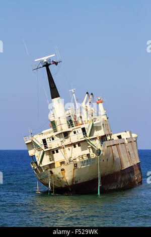 Meeresgrotten, Zypern - 24. Juli 2015: Edro III Frachtschiff auf Grund gelaufen, nahe dem Ufer des Sea Caves bei Paphos Zypern Stockfoto