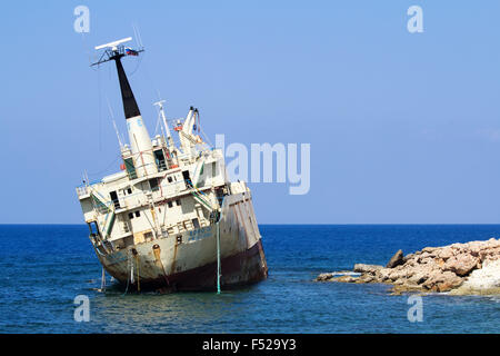 Meeresgrotten, Zypern - 24. Juli 2015: Edro III Frachtschiff auf Grund gelaufen, nahe dem Ufer des Sea Caves bei Paphos Zypern Stockfoto