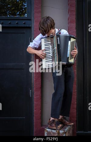 Ein strassenmusikant spielt ein Akkordeon, Vancouver, British Columbia, Kanada Stockfoto