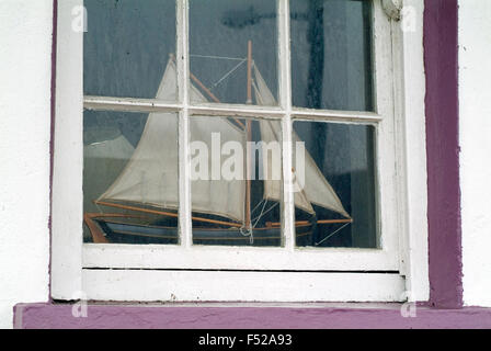 Fenster mit Segelschiff in Dunmore Waterford Irland Europa Stockfoto