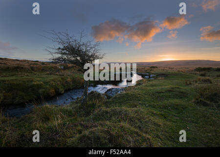 Sonnenuntergang über Scorhill auf Dartmoor in West Devon Stockfoto