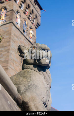 Löwe Skulptur Tier Wand Cardiff Castle Uhrturm Bute Park Cardiff South Wales UK Stockfoto