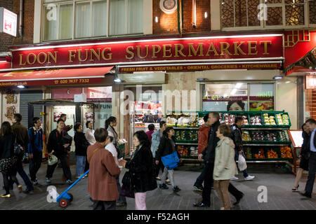 Beschäftigt Straßenszene außerhalb Loon Fung Supermarkt in der Gerrard Street in Chinatown West End London England UK Stockfoto