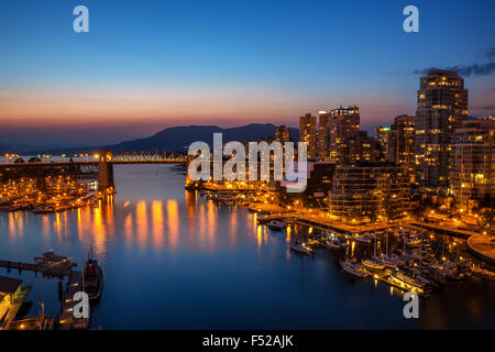 Vancouver Hafen bei Sonnenuntergang, False Creek, Vancouver, British Columbia, Kanada Stockfoto