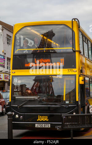 Reflections of the Tower, in Blackpool Council Transport 2002 Leyland DAF Bus, Lancashire, Großbritannien Stockfoto