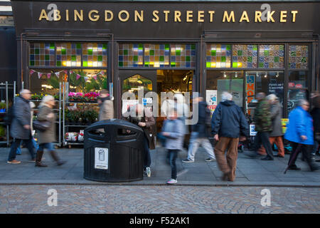 Menschen, die am geschäftigen Eingang des Abingdon Street Market, Central Business District, Blackpool, Lancashire, Großbritannien, vorbeikommen Stockfoto