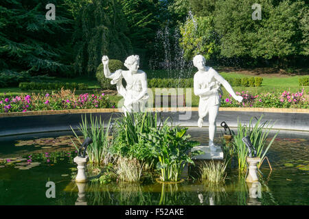 Statuen in Brunnen Garten am Quex Park repräsentieren den griechischen Mythos von Hippomenes und Atalanta. Stockfoto