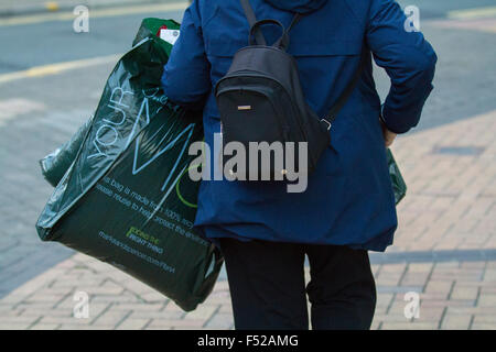 Käufer mit Einkäufen im Marks & Spencer Store, M&S Female Moden in Church Street, Blackpool, Lancashire, Großbritannien Stockfoto