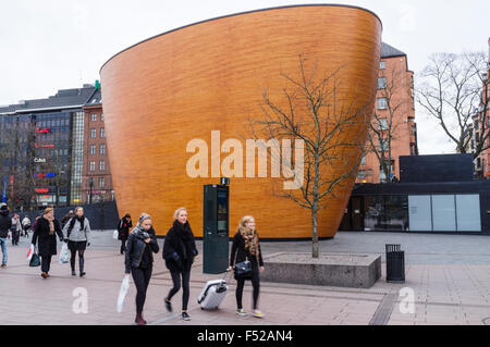 Helsinki, Finnland. Kamppi Kapelle oder Kapelle Stille, Narinkka Square, Helsinki, Finnland. Die Kapelle ist ökumenisch und begrüßt Stockfoto