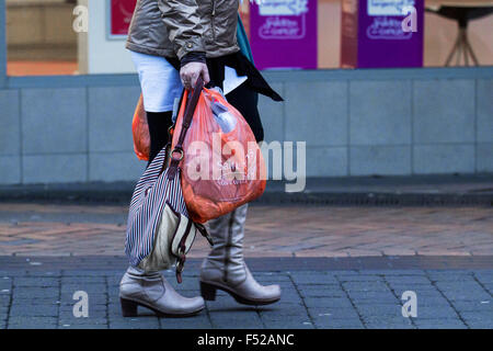 Shopper, der Sainsburys Lebensmittelgeschäfte mit Plastiktasche, Sainsbury's UK Sainsbury's Talbot Gateway, Lebensmittelgeschäft Talbot Road, Blackpool, Großbritannien, führt Stockfoto