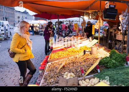 Junge blonde Frau starrte auf eine Garküche auf dem Marktplatz, Helsinki, Finnland Stockfoto