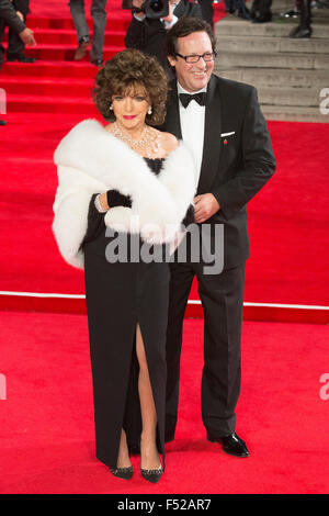 London, UK. 26. Oktober 2015. Schauspielerin Joan Collins mit Percy Gibson. CTBF Royal Film Performance, Welt-Premiere des neuen James Bond film "Spectre" in der Royal Albert Hall. Bildnachweis: Lebendige Bilder/Alamy Live-Nachrichten Stockfoto