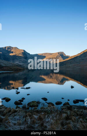 Llyn Ogwen See mit Y Garn und Foel Goch spiegelt sich in stillem Wasser Snowdonia North Wales UK Stockfoto