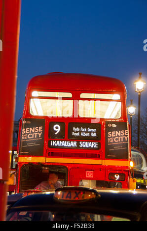 Traditionelle Londoner Routemaster Bus Nr. 9 und schwarzes Taxi Cab im Verkehr London England UK Stockfoto