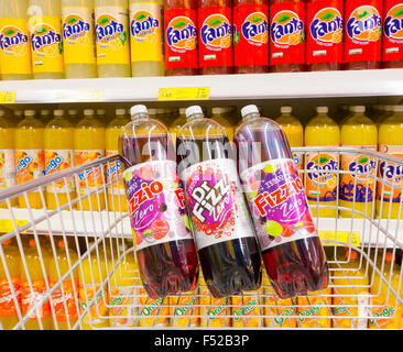 Aufwändig und Dr, Getränke Fizz Kohlensäure kohlensäurehaltige Saft im Einkaufswagen im Supermarkt Tesco. UK Stockfoto