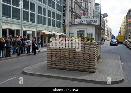 Der berühmte ehemals Checkpoint Charlie Berlin Deutschland Europa Stockfoto