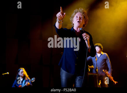 Prag, Tschechische Republik. 26. Oktober 2015. Britischer Sänger Mick Hucknall von Simply Red führt in Prag, Tschechische Republik, 26. Oktober 2015. Bildnachweis: Michal Kamaryt/CTK Foto/Alamy Live-Nachrichten Stockfoto