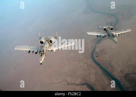 Ein US Air Force a-10 Thunderbolt II Boden Unterstützung Flugzeuglinie für Luftbetankung während der Kampfhandlungen zur Unterstützung Betrieb innewohnende lösen 13. Oktober 2015 über den Irak. Stockfoto