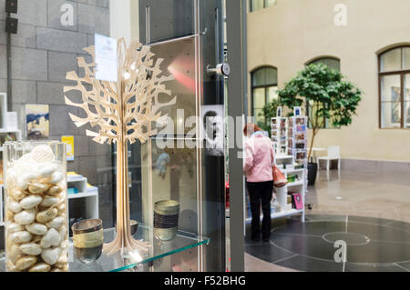 Rezeption und Souvenir-Shop des Ateneum Kunstmuseum in Helsinki, Finnland Stockfoto