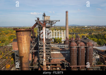 Die Landschaft Park Duisburg Nord mit historischen Industrieanlagen im Ruhrgebiet Stockfoto