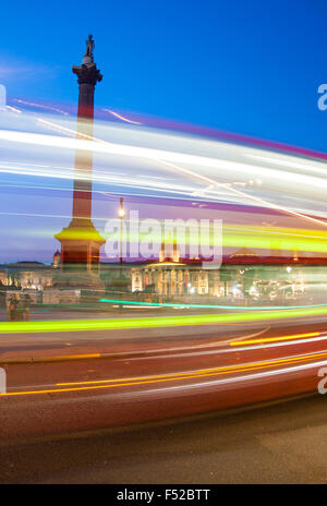 Trafalgar Square roten Londoner Bus auf der Durchreise mit Bewegung Licht gedreht zu verwischen, Nd Nationalgalerie und Nelsonsäule in staatlich Stockfoto